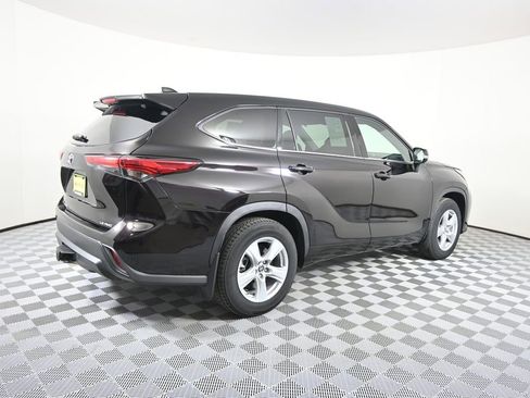 Used 2020 Toyota Highlander LE AWD/4WD image 6