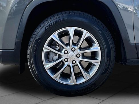 Used 2019 Jeep Cherokee Latitude Plus AWD/4WD image 11