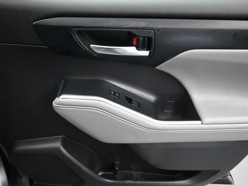 Used 2021 Toyota Highlander XLE AWD/4WD image 57