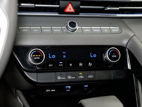 Used 2025 Hyundai Elantra SEL image 18