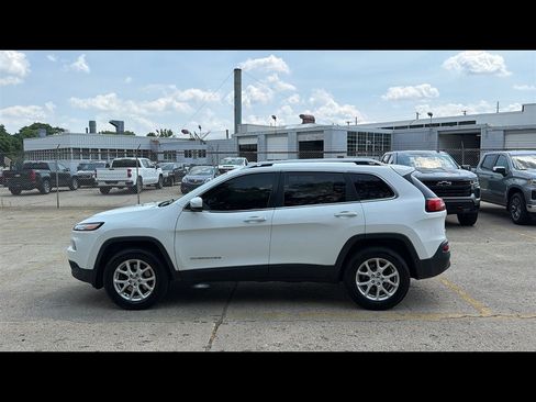 Used 2016 Jeep Cherokee Latitude w/ Cold Weather Group AWD/4WD image 3