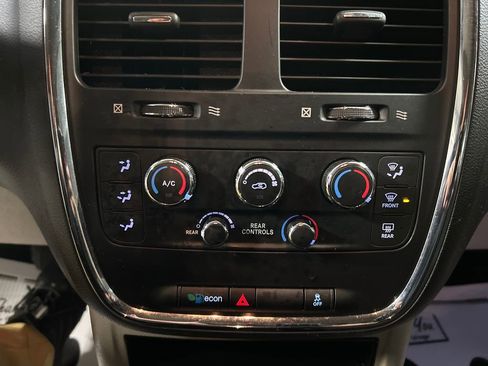 Used 2018 Dodge Grand Caravan SE w/ UConnect Hands-Free Group image 18