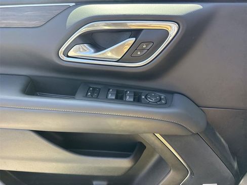 Used 2024 Chevrolet Suburban LT RWD image 21
