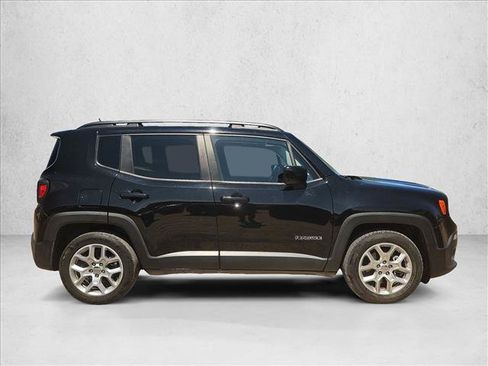 Used 2017 Jeep Renegade Latitude FWD image 4
