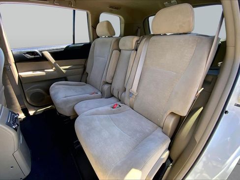 Used 2012 Toyota Highlander FWD w/ Tech Pkg image 19