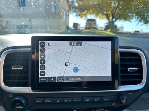 Used 2024 Hyundai Venue Limited image 19