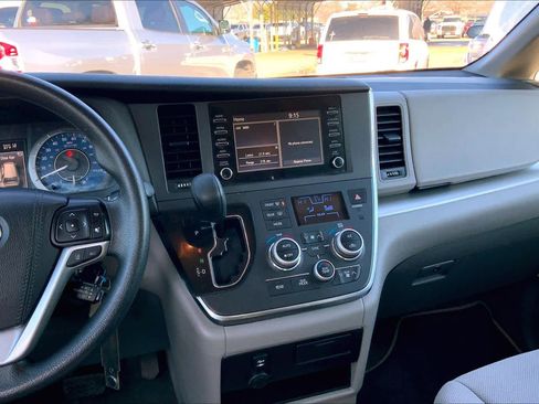Used 2018 Toyota Sienna L image 7