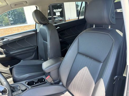 Used 2023 Volkswagen Tiguan SE w/ Panoramic Sunroof Package AWD/4WD image 3