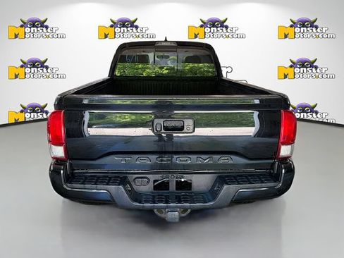 Used 2017 Toyota Tacoma TRD Sport AWD/4WD image 5