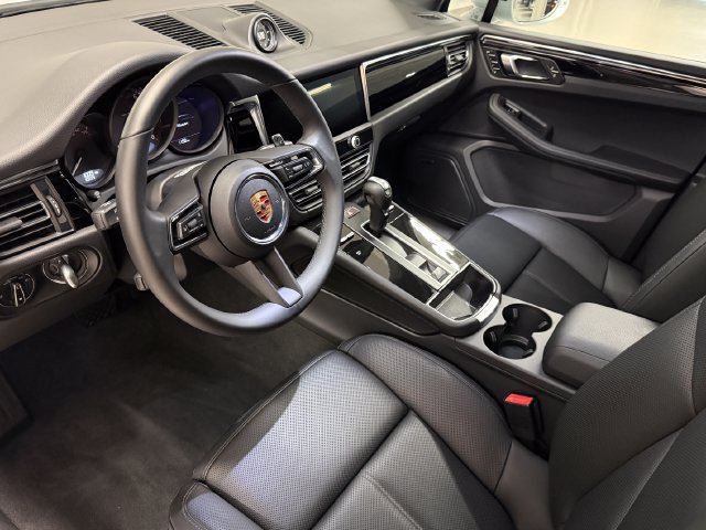 Certified 2026 Porsche Macan AWD/4WD image 4