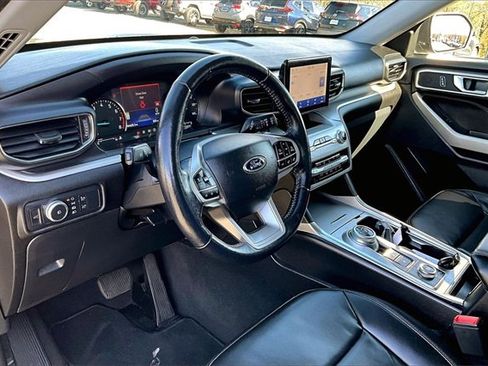 Used 2022 Ford Explorer XLT w/ Equipment Group 202A image 11