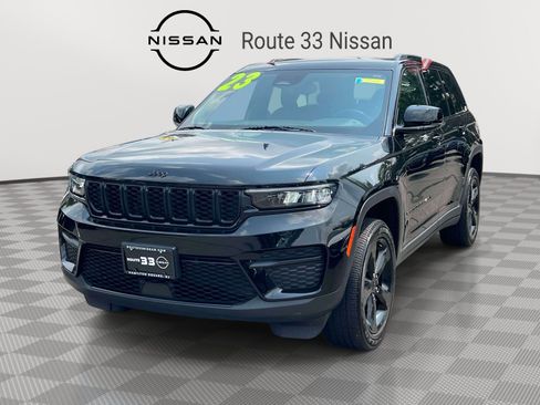 Used 2023 Jeep Grand Cherokee Altitude AWD/4WD image 2