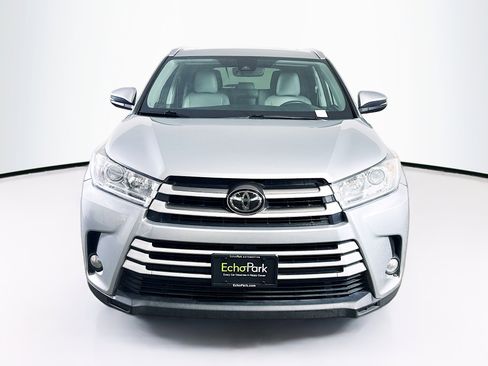 Used 2017 Toyota Highlander XLE image 2