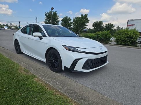 Used 2025 Toyota Camry SE FWD image 2