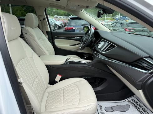 Used 2023 Buick Enclave Avenir w/ Avenir Technology Package AWD/4WD image 25