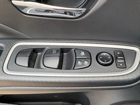 Used 2025 Nissan Versa SR w/ Trunk Package FWD image 21