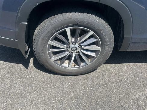 Used 2017 Toyota Highlander XLE AWD/4WD image 19