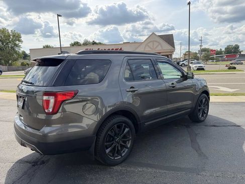 Used 2017 Ford Explorer XLT w/ Equipment Group 202A AWD/4WD image 5
