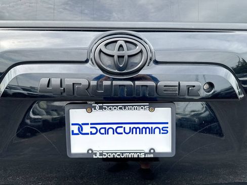 Used 2017 Toyota 4Runner SR5 AWD/4WD image 27