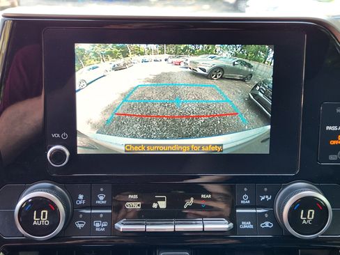 Used 2023 Toyota Highlander LE AWD/4WD image 13