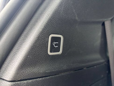 Used 2025 Chrysler Pacifica Limited FWD image 24