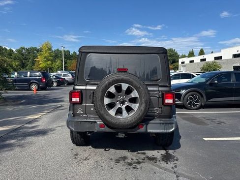 Used 2018 Jeep Wrangler Unlimited Sahara AWD/4WD image 4