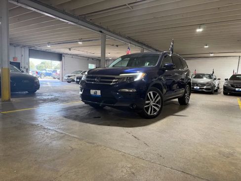 Used 2017 Honda Pilot Touring image 1