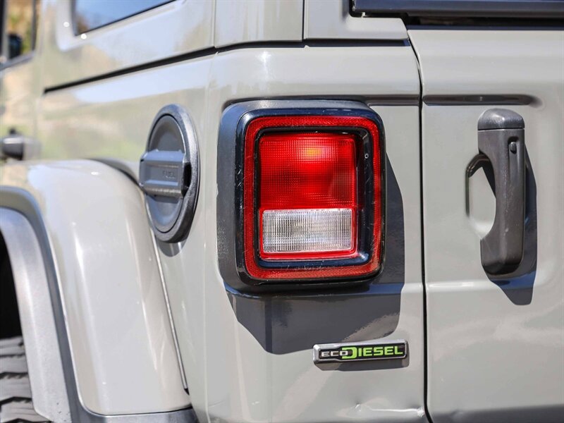Used 2022 Jeep Wrangler Unlimited Rubicon w/ LED Lighting Group AWD/4WD image 14
