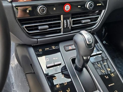 Certified 2025 Porsche Macan AWD/4WD image 22