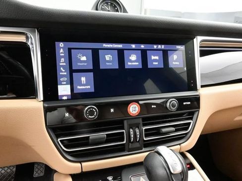 Certified 2022 Porsche Macan AWD/4WD image 10