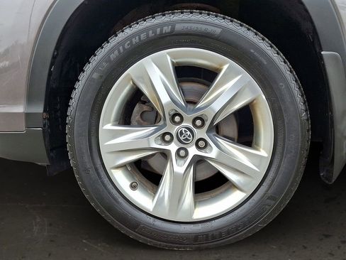 Used 2017 Toyota Highlander Limited AWD/4WD image 9