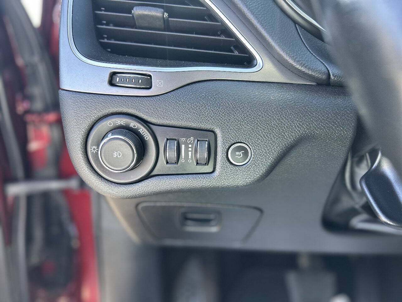 Used 2019 Jeep Cherokee Latitude Plus w/ Comfort/Convenience Group AWD/4WD image 11