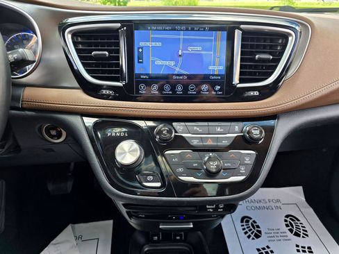 Used 2017 Chrysler Pacifica Limited FWD image 34