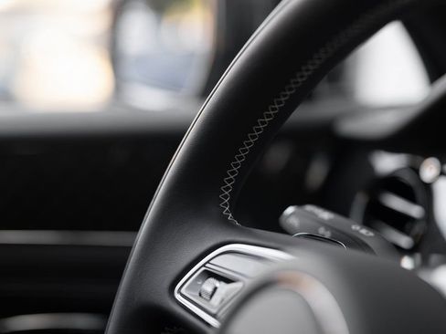 Used 2025 Bentley Bentayga image 44