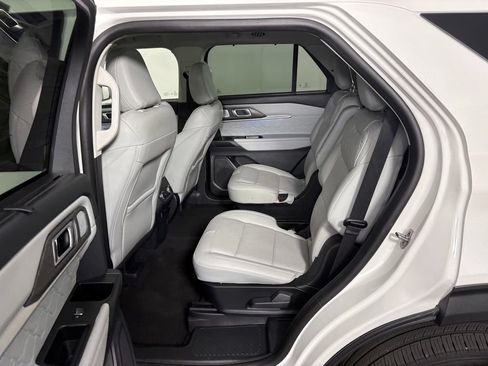 Certified 2025 Ford Explorer Platinum w/ Ultimate Package AWD/4WD image 30