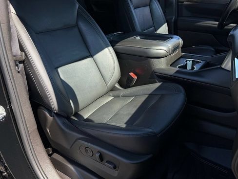 Used 2021 Chevrolet Tahoe Z71 w/ Z71 Off-Road Package AWD/4WD image 13