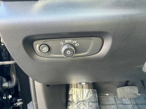 Used 2022 Chevrolet Traverse RS FWD image 14