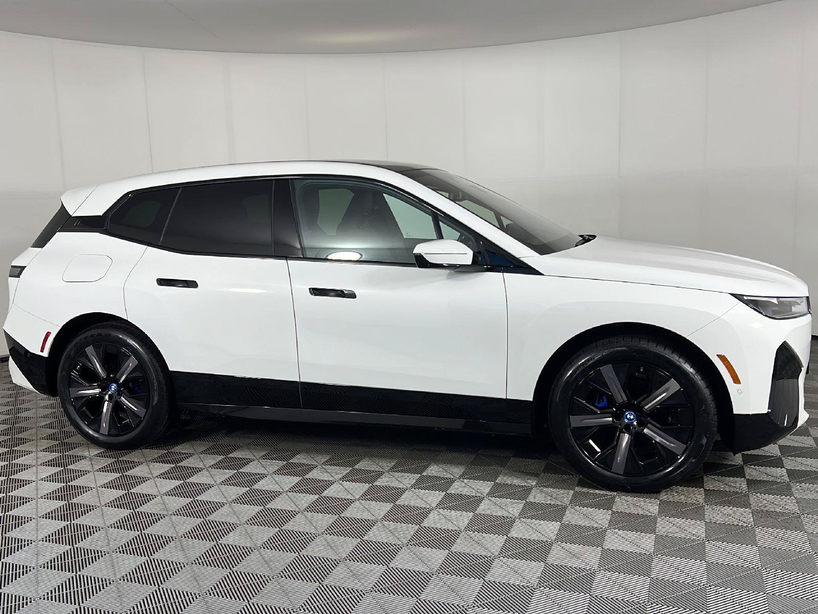 Used 2024 BMW iX xDrive50 w/ Premium Package AWD/4WD image 3
