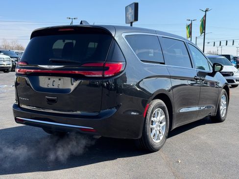 Used 2023 Chrysler Pacifica Touring-L image 8