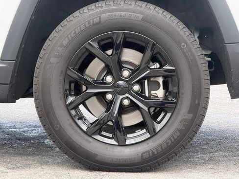 Used 2025 Jeep Grand Cherokee L Altitude RWD image 3