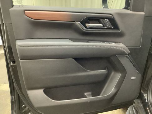 Used 2025 GMC Yukon Denali w/ Advanced Technology Package AWD/4WD image 13