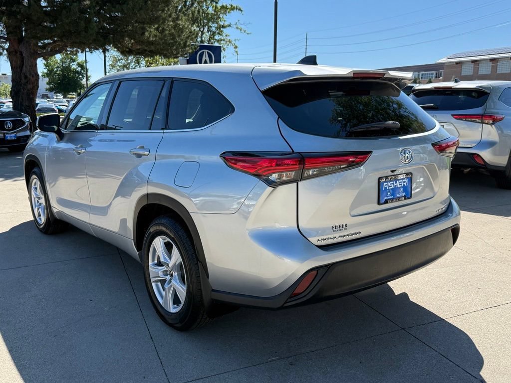 Used 2022 Toyota Highlander LE AWD/4WD image 6