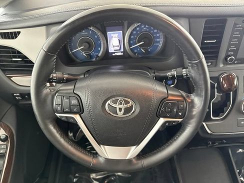 Used 2019 Toyota Sienna Limited Premium FWD image 25