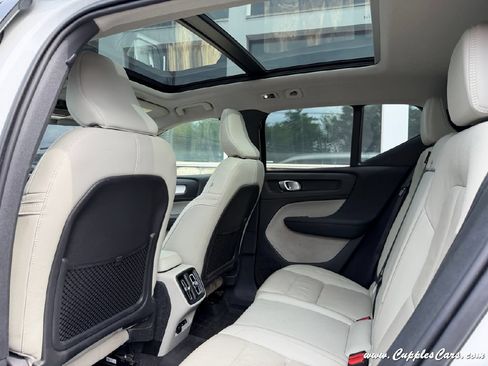 Used 2022 Volvo XC40 T5 Momentum w/ Premium Package AWD/4WD image 8