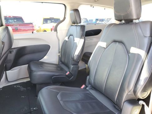 Used 2020 Chrysler Pacifica Touring-L image 32