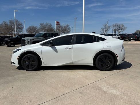 New 2026 Toyota Prius LE image 2