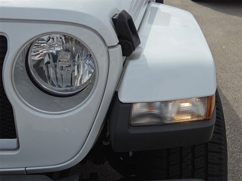 Used 2023 Jeep Wrangler Sahara w/ Cold Weather Group image 11