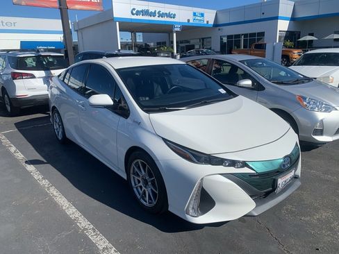 Used 2019 Toyota Prius Prime Premium image 4