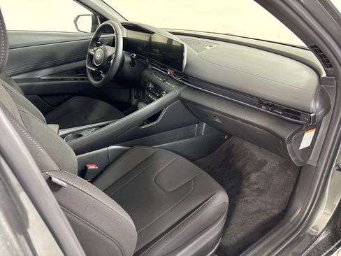 New 2025 Hyundai Elantra SEL FWD image 13