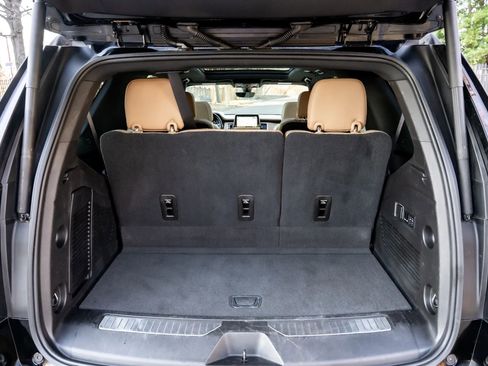 Used 2021 Chevrolet Tahoe Premier w/ Premium Package image 16